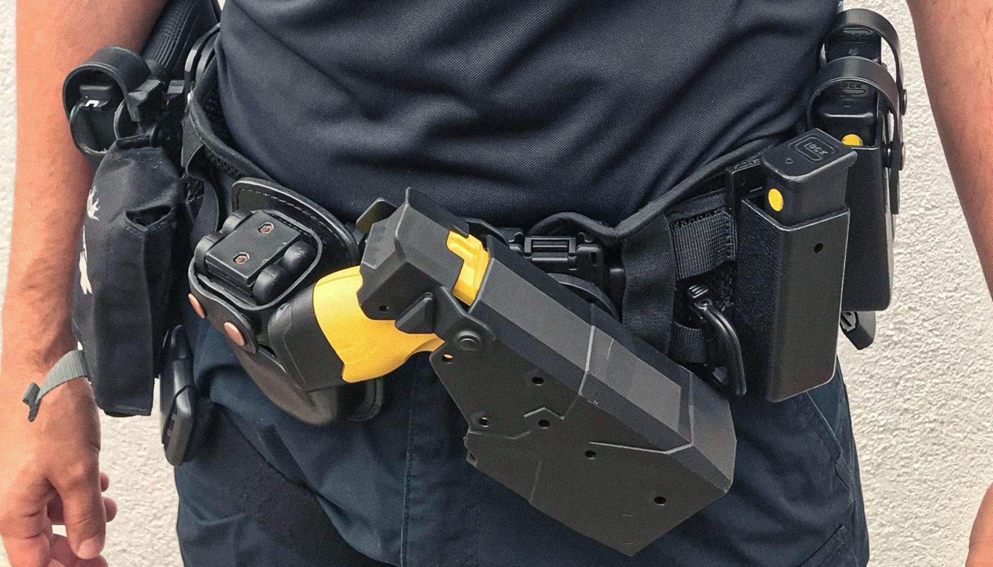 Cinturón policial con pistola taser.